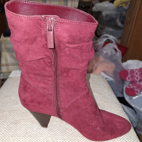 A pair of Kaari Blues Kensie burgundy booties in a ladies size 8.5. - Picture 2 of 12